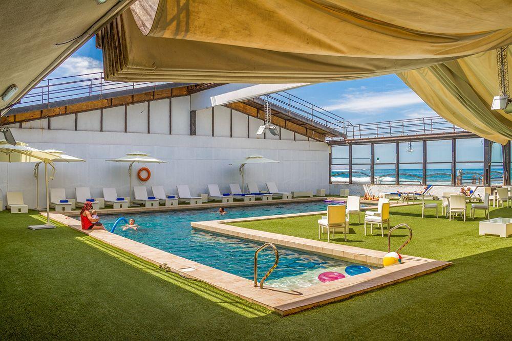 Hotel Gavina Costa Mar Iquique Exterior foto The pool on the top deck of the ship