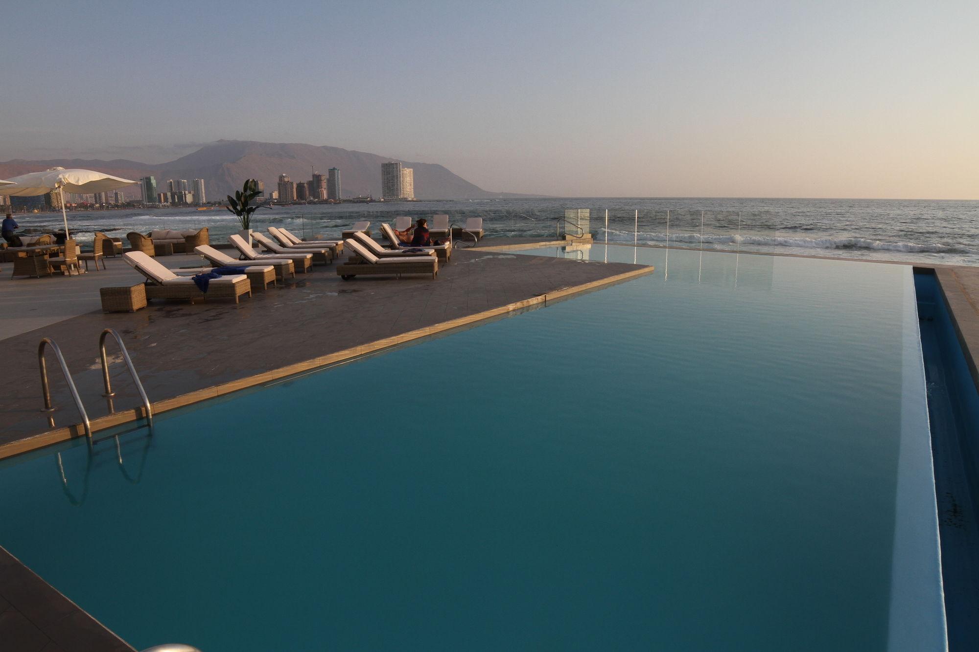 Hotel Gavina Costa Mar Iquique Exterior foto The pool at the Westin