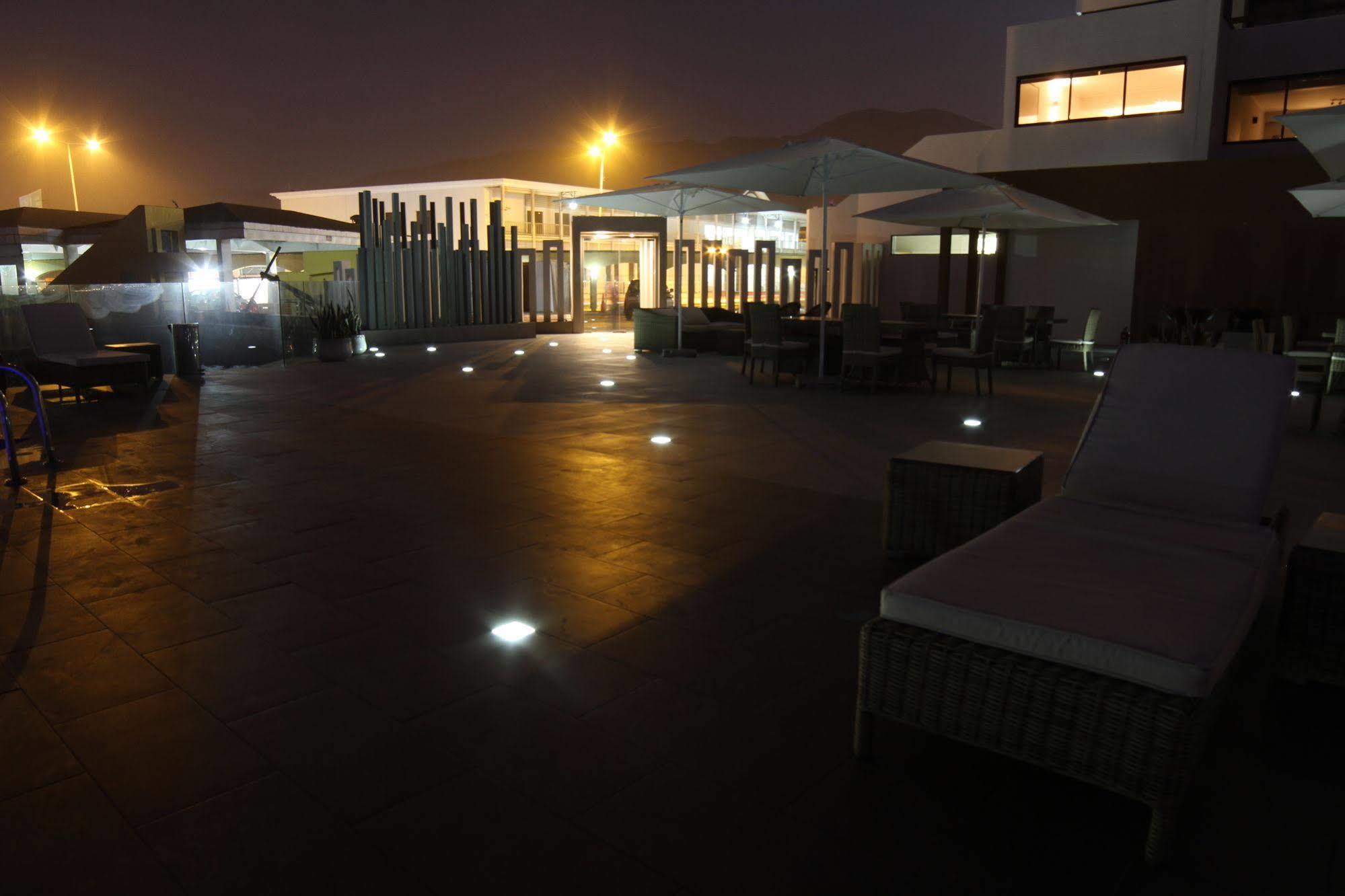 Hotel Gavina Costa Mar Iquique Exterior foto The hotel's pool area at night