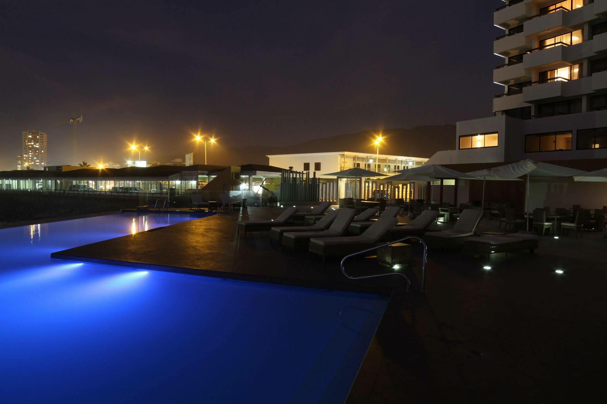 Hotel Gavina Costa Mar Iquique Exterior foto The pool at the hotel